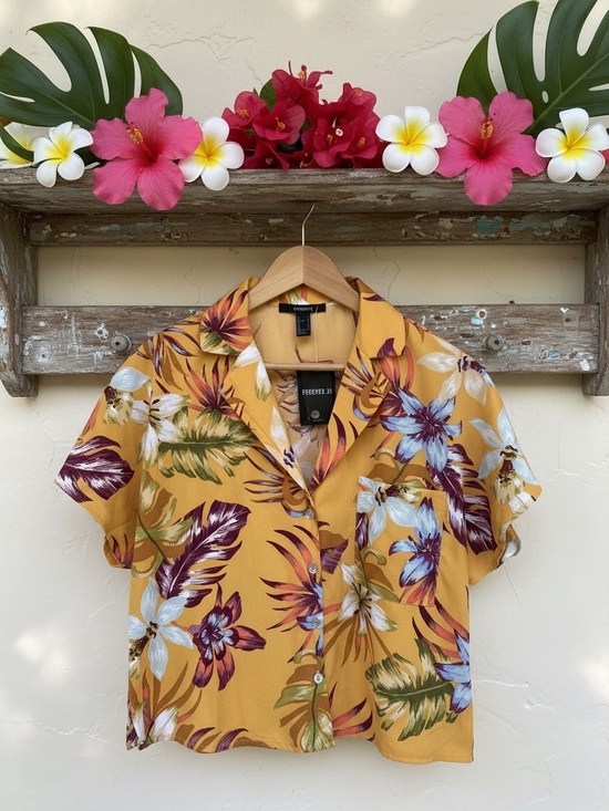 Forever 21 Tops - Forever 21 Yellow Tropical Pattern Button-Up Shirt- Crop Style
Size Small
NWT